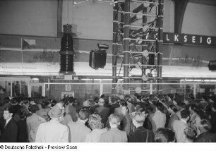 Exponate der Vereinigung Volkseigener Betriebe des Elektromaschinenbaus (VEM) auf der Leipziger Herbstmesse 1954
