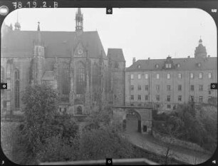 Altenburg. Stifts- und Schloßkirche St. Georg (1439-1441, Erweiterung 1463-1465). Ansicht von Süden mit Prinzenpalais und Hofmarschallamt