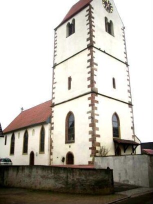 Ansicht von Südosten mit Kirche (im Kern Romanisch) über Kirchturm und Langhaus