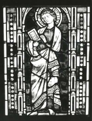 Evangelist Johannes. Glasmalerei, nach 1302. Bad Doberan, ehemalige Zisterzienserklosterkirche n XV (8 c). Ausstellung "Mittelalterliche Glasmalerei in der DDR", Erfurt 1989/1990. Kat. Nr. 17