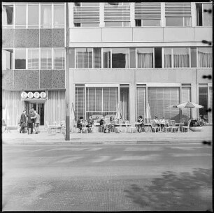 Café in der neuen Ladenzeile am Boulevard 'Unter den Linden', 1966. SW-Foto © Kurt Schwarz.