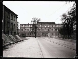 Kronprinzenpalais nach Fliegerangriff von März 1944