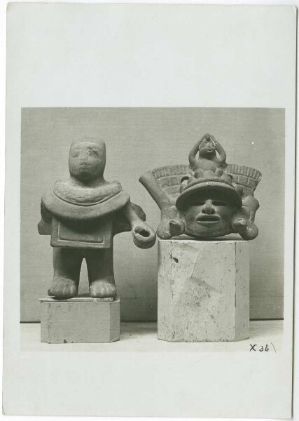 Standing clay figures. Guillermo de Heredia Collection.