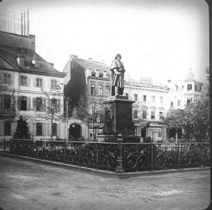 Bonn. Münsterplatz mit Beethoven-Denkmal (1845; E. J. Hähnel)