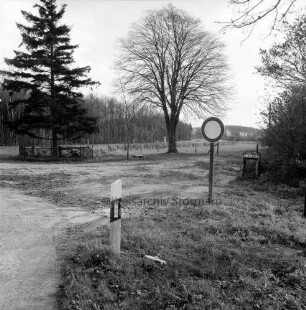 Tremsbüttel-Dorf: Rehbrook: Kreisstraße Richtung Hammoor: Straßensperrung wegen Straßenaufhebung und Neubau der Bundesstraße B 404: dahinter Wald: rechts Straßenschild, dahinter Milchbock