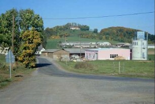 neuerbauter, holzverarbeitender Betrieb am Ortsrand; hinten auf Berg der Wirtschaftshof der Burg Schaumberg