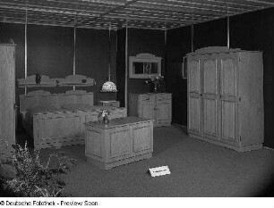 Ausstellungskoje mit Schlafzimmermöbeln (Gästezimmer) im bäuerlichen Stil des VEB Möbelkombinat Zeulenroda-Triebes (ZEUTRIE)