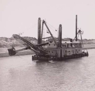 Ägypten, Suezkanal. Schwimmbagger mit Löffelförderung, um 1962
