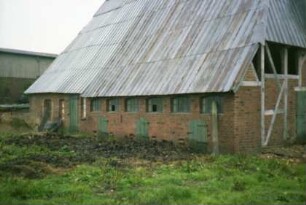 Schuhwiesenweg 2: Bauernhaus: Traufseite: links Wohntrakt mit Tür, rechts Wirtschaftstrakt: Giebelseite Wirtschaftstrakt mit Fachwerk, Gefache teilweise offen