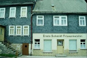 Zwei ältere Häuser in der Grundstraße; rechtes Haus mit Inschrift "Erwin Schmidt Friseurmeister"