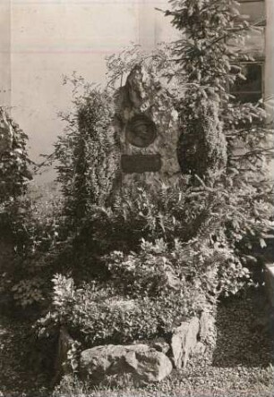 Krebes, Grab Hermann Vogels : Krebes, Grab Hermann Vogels, vogtländischer Maler, Inschrift: Hier ruht einer, der hatte den Wald so lieb