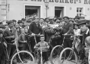 Bautzen. Ausflügler mit Fahrrädern vor einem Restaurant
