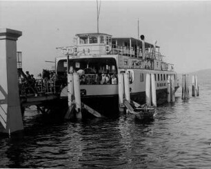 Konstanz am Bodensee. Die Autofähre "Konstanz"nach Meersburg vor der Abfahrt