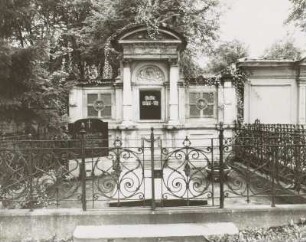 Grabanlage der Familien Reichel Ditz : Markneukirchen (Vogtlandkreis), Friedhof, Grabanlage der Familien Reichel Ditz, Sandstein, Gabbro, Schmiedeeisen, um 1900