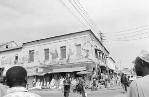 Rege Geschäftigkeit in den Straßen Serekundas, Gambia
