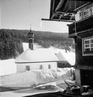 Schwarzwaldhaus mit Kapelle