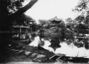 Chinesischer Tempel mit Brücke an einem See in der Provinz Schantung