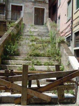 Venedig - Hausruine mit Treppe : In einer Ecke neben dem Campo San Apostoli befindet sich eine historische Hausruine mit einer desolaten Treppe. Aufgenommen am 3. Juli 2010 in Venedig