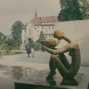 Kudowa Zdrój. Blick vom Brunnen (Sitzende mit Schale) zum Kurhaus