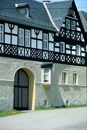 Ausschnitt der Fassade eines denkmalgeschützten Hauses