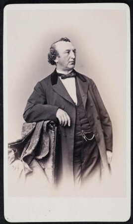 Porträt Max Schloss (1814-1875; Sänger, Regisseur). Albuminabzug auf Karton (Carte-de-visite mit Atelieraufdruck verso)