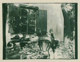 Familie Zille (Walter, Margarete, Ernestine, Hulda, Hans und Johann) vor dem Haus in Rummelsburg