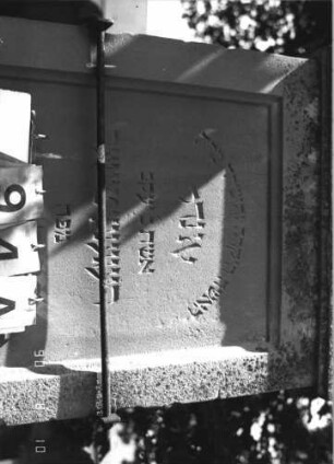 Grabstein 94 (Index: 99786920) Zustand: sehr gut erhalten, Sockel leicht verwittert Maße HxBxT: 213x61x23 cm: Grabstein 94A