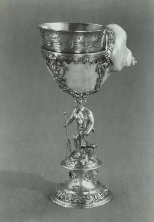 Pokal mit Perlmuttermuschel, von kniendem Neger mit Pfeil und Bogen getragen