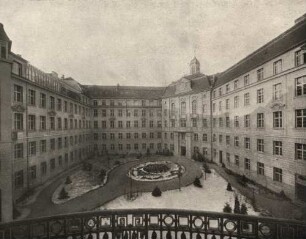 Hauptansicht des von Alfred Messel erbauten Schulhauses