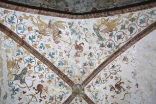 Gewölbebilder mit Drolerien, Ranken- und Laubwerk — Fabelwesen mit Pfeil und Bogen und Armbrust, Ranken- und Laubwerk — Südliche Gewölbekappe