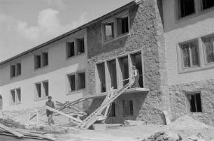 Baustelle der Pionierrepublik "Wilhelm Pieck" am Werbellinsee : Arbeiter auf der Baustelle des Lagerhauptgebäudes