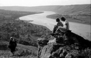 Nepotrowo Poarta Neagra: Tania und Ira Olschewski auf Felsen, Hintergrund Dnjestr