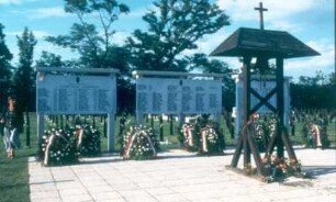 Budapest. Neuer Stadtfriedhof. Parzelle 301. Tafeln mit den Namen der Opfer des Volksaufstandes von 1956 in Ungarn