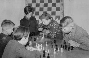 Zentralhaus der Jungen Pioniere : Jungen beim Schach spielen