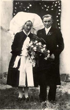 Hochzeitspaar in Burg : Kleidung - niedersorbische Tracht. Ort: Bórkowy / Burg-Spreewald. Hochzeit