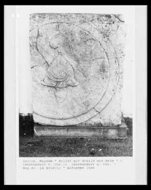 Relief mit Schild und Helm