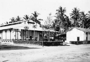 Straße in Tanga mit Gasthof