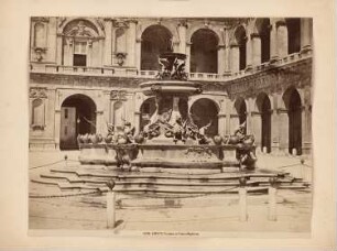 Brunnen auf der Piazza Madonna, Loreto: Ansicht des Barockbrunnens vor den Arkaden des Palazzo Apostolico