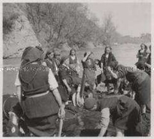 Wehrmachtssoldaten, Bulgarien, Bulgarische Frauen waschen an einem Fluß, neben dessen Ufer eine heiße Quelle entspringt.