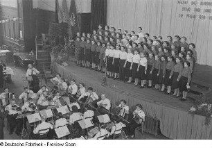 Chor, Chorleiter und Instrumentenensemble beim Bezirksausscheid der Volkskunstgruppen 1954