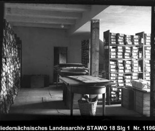 Braunschweigisches Landeshauptarchiv/Niedersächsisches Staatsarchiv in der Alten Kanzlei, Wolfenbüttel [um 1950] Enthält: Magazingeschoss mit Aktenpaketen in Regalen, Ablagetische