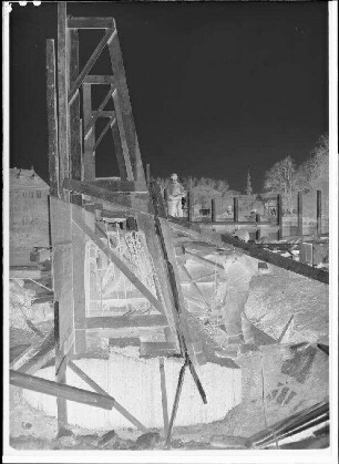 Staustufe Schweinfurt. Straßenbrücke. Schalung des unterstromigen Widerlagerflügels des Widerlagers 2.