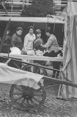 Frauen an Pelzmützenstand in Pankow, 1968. SW-Foto © Kurt Schwarz.