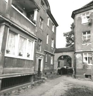 Dresden-Trachau. Wohnsiedlung des Bauvereins Kleinwohnungsbau (1919/1921; O. Schubert). Wohnhäuser, Stephanstraße 22/Kopernikusstraße 21. Hofansicht mit Torbogen
