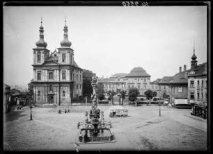 Duchcov, Tschechien. Platz der Republik am Schloss mit Pestsäule