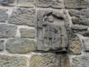 Stadtbild-Kelter (1572) - Umfassungsmauer im Westen mit Werksteinen sowie Römischer Statue im Detail (beim Bau Spolien Römischer Baureste verwendet)