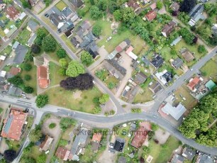 Zarpen: Luftbild Richtung Süd-Westen: links Kirche, unten Hauptstraße