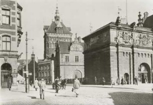 Danzig (heute Gdansk / Polen). Straßenbild mit Hohem Tor (poln. Brama Wyżynna)(rechts), Stockturm und Peinkammer. Ansicht von Nordwesten