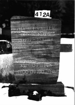 Grabstein 412 (Index: 100092450) Material: Granit Zustand: gut Maße HxBxT: 95x60x13 cm Beschreibung: aufgesockelte Stele mit ungeradem Abschluß Besonderheit: Zitat Proverbia 31, 10: Grabstein 412A