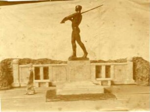 Speerträger : Speerträger (Modell für eine Freiplastik). Gips, getönt (wohl 1910/1914; C. Brose). Aufstellung der Skulptur im Atelier (vielleicht in Dresden auf der Holbeinstraße 38)